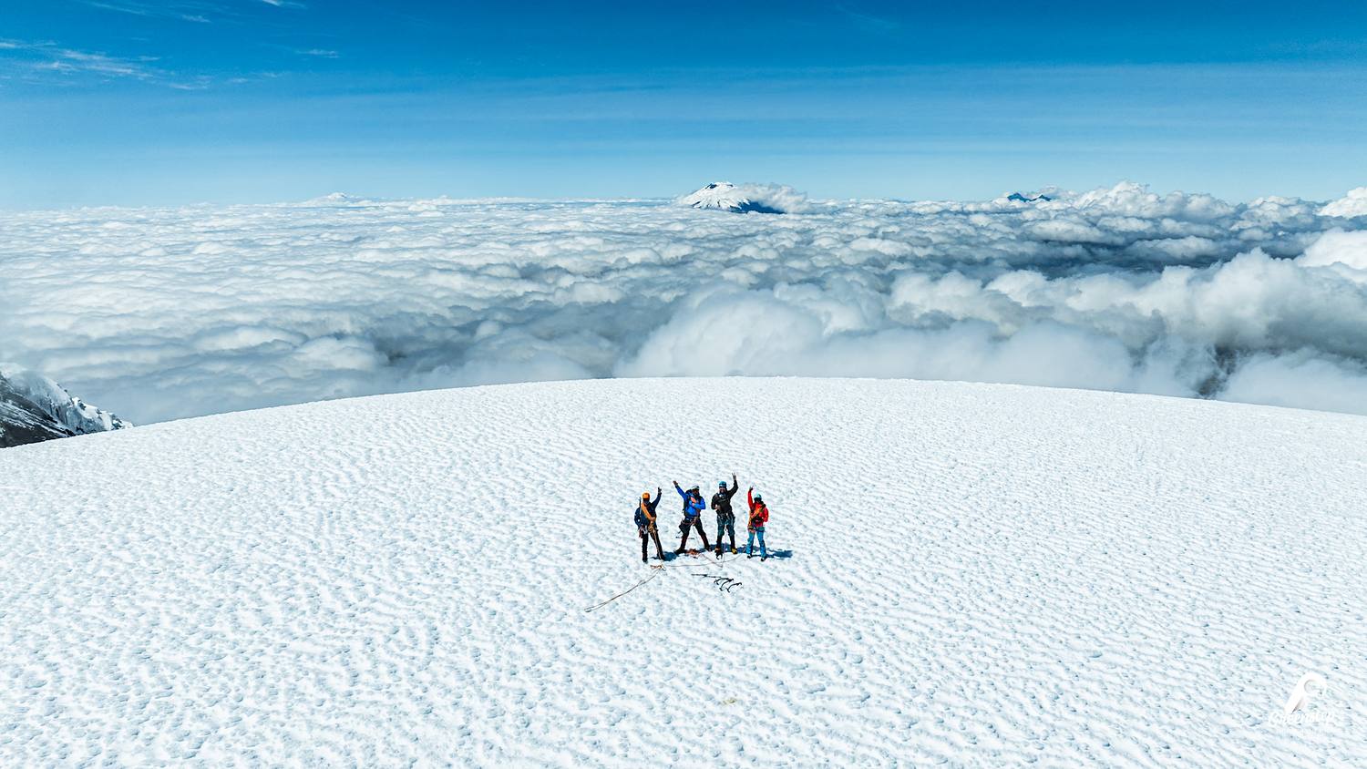 Cordada de Greenstep sobre el glaciar del Antisana, por encima de las nubes