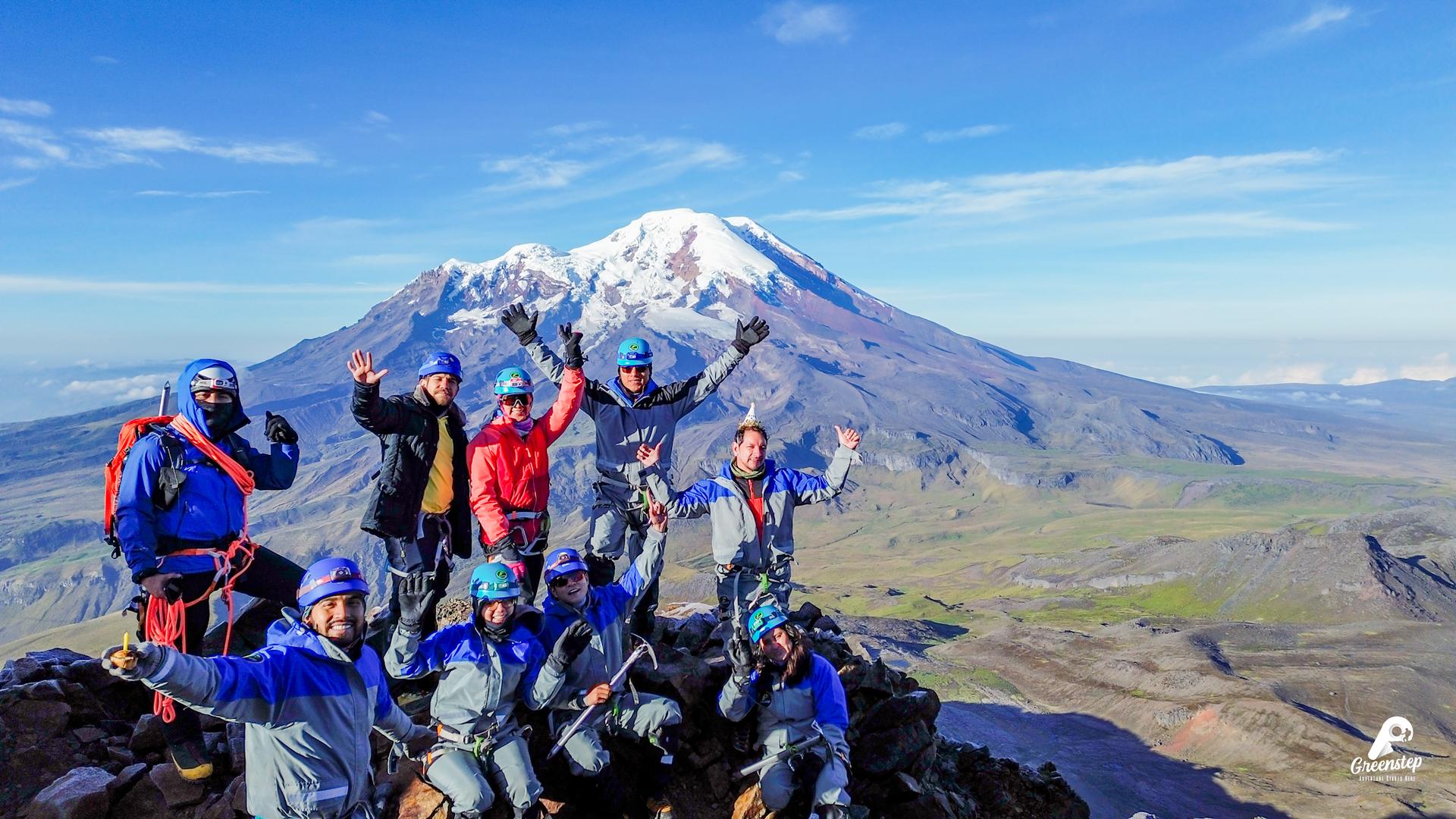 Cordada de Greenstep en la cumbre del Carihuairazo, con el Chimborazo al fondo