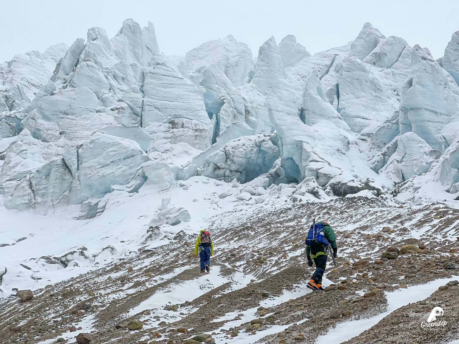 Dos montañistas junto a una pared de seracs en el Cayambe
