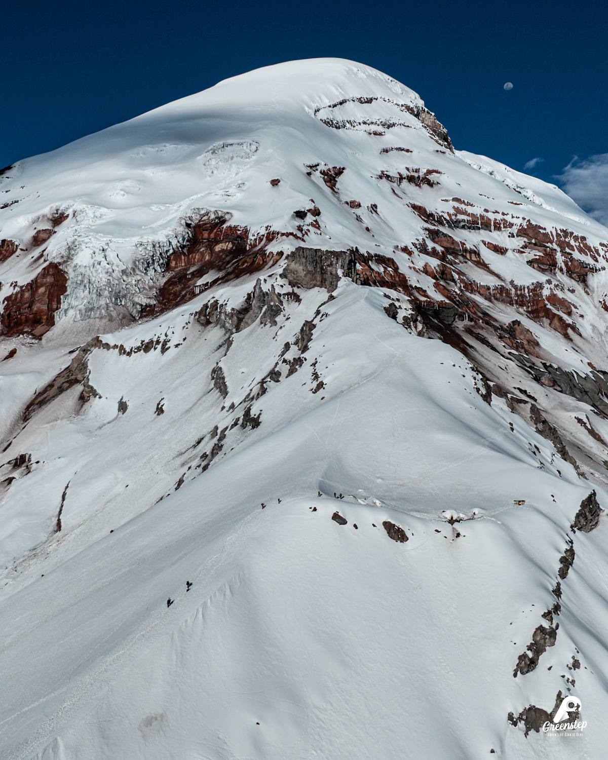 La cumbre nevada del Chimborazo, con rocas rojizas, vista desde el aire