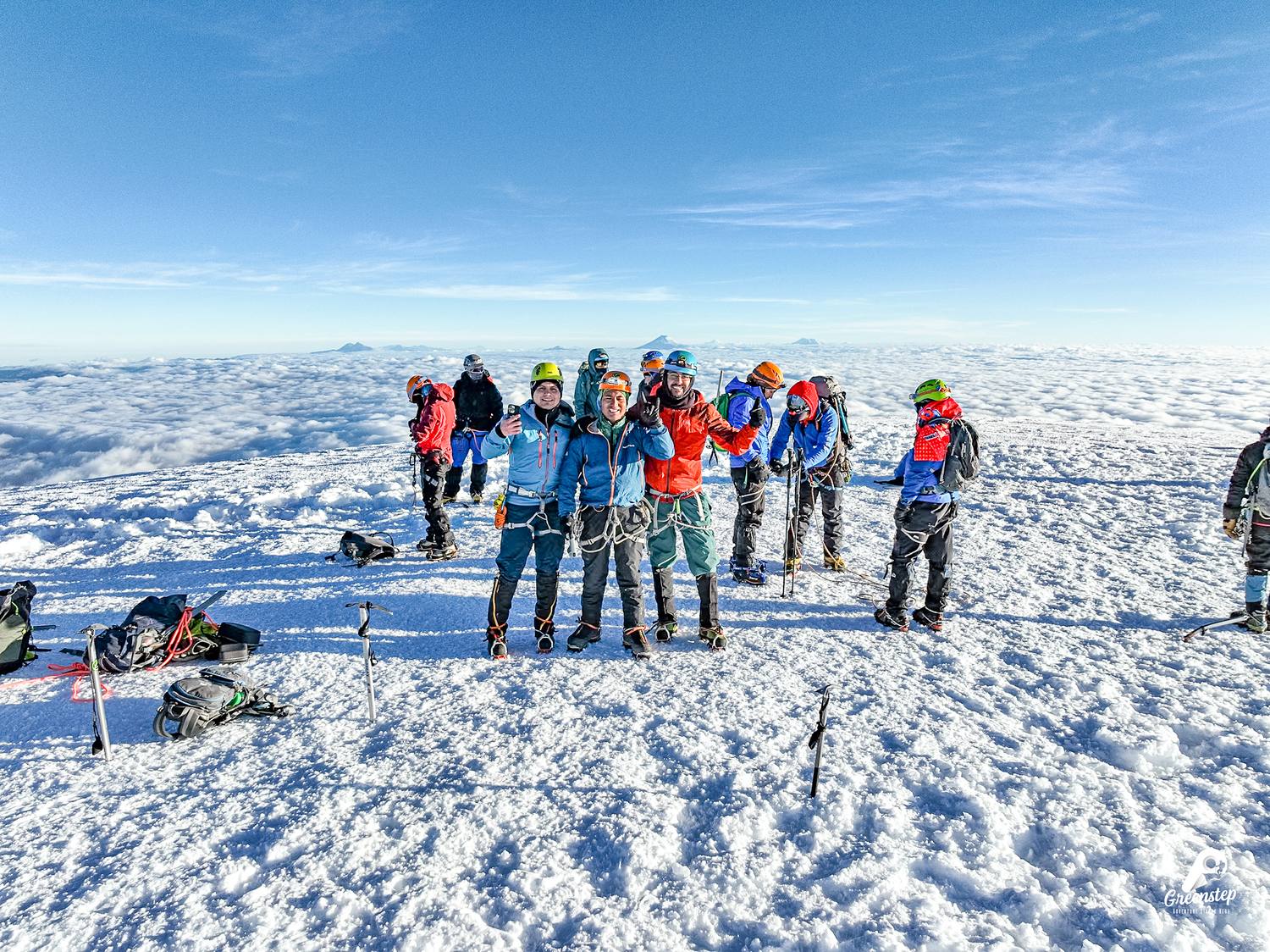 Cordada de Greenstep en la cumbre del Chimborazo, sobre un mar de nubes