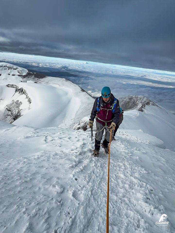 Montañista encordado sobre una arista nevada del Cotopaxi
