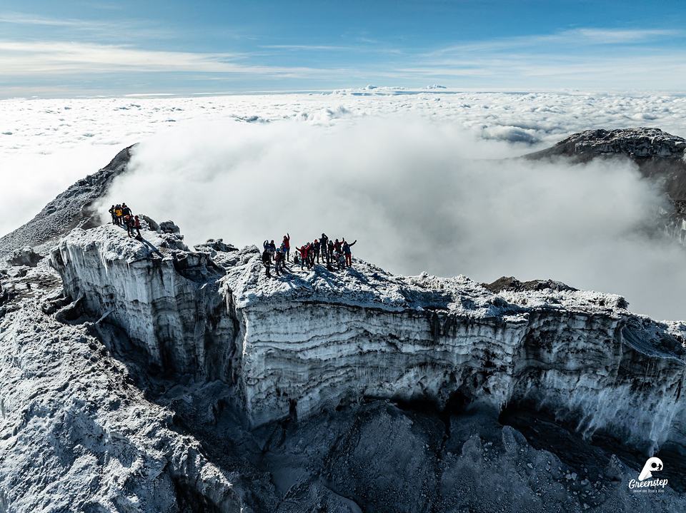 Cordada en el borde del cráter del Cotopaxi