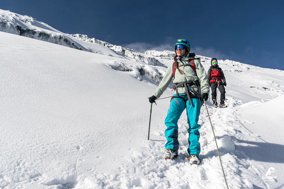 Cordada de Greenstep subiendo por la nieve del Cotopaxi