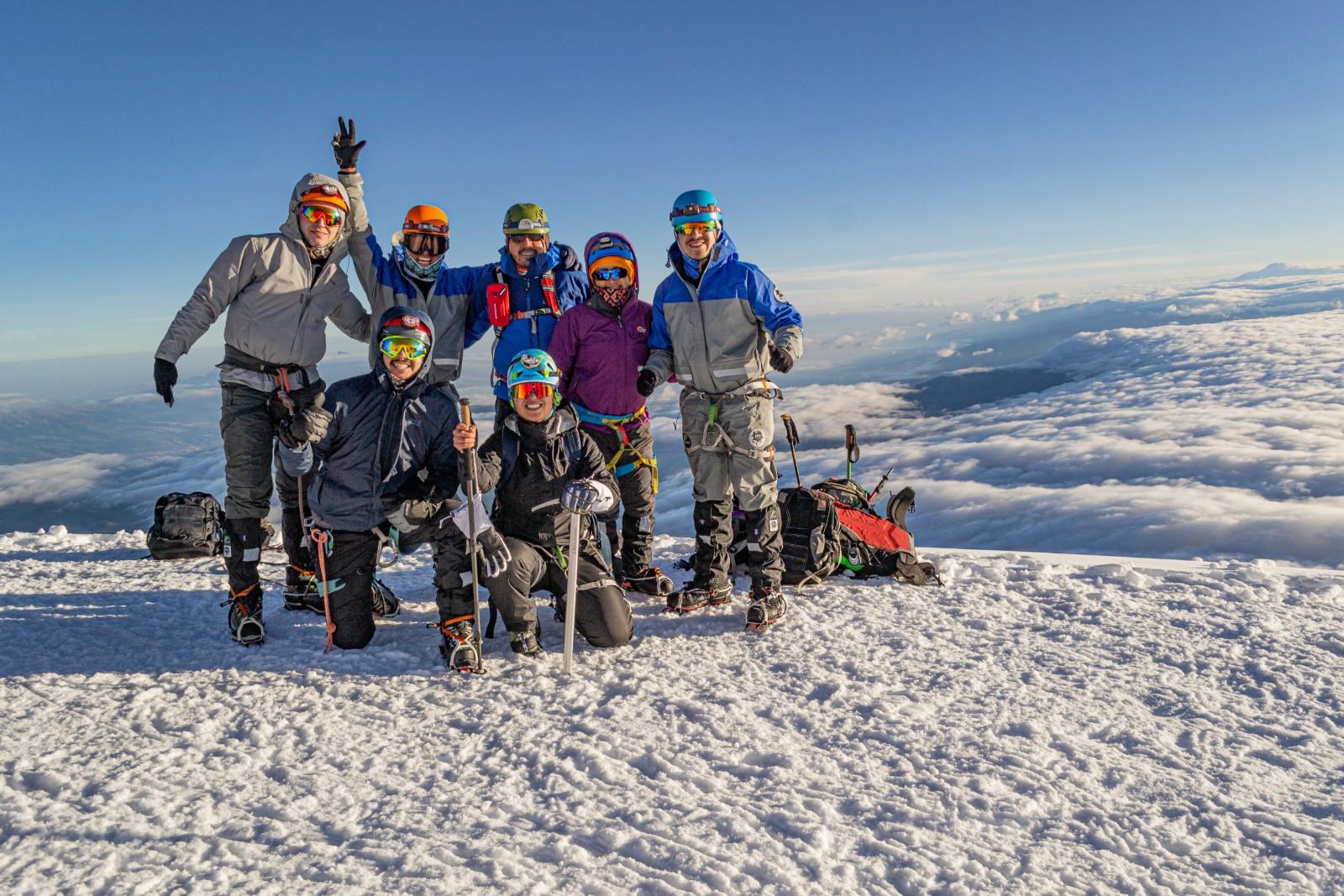 Grupo celebrando en la cumbre