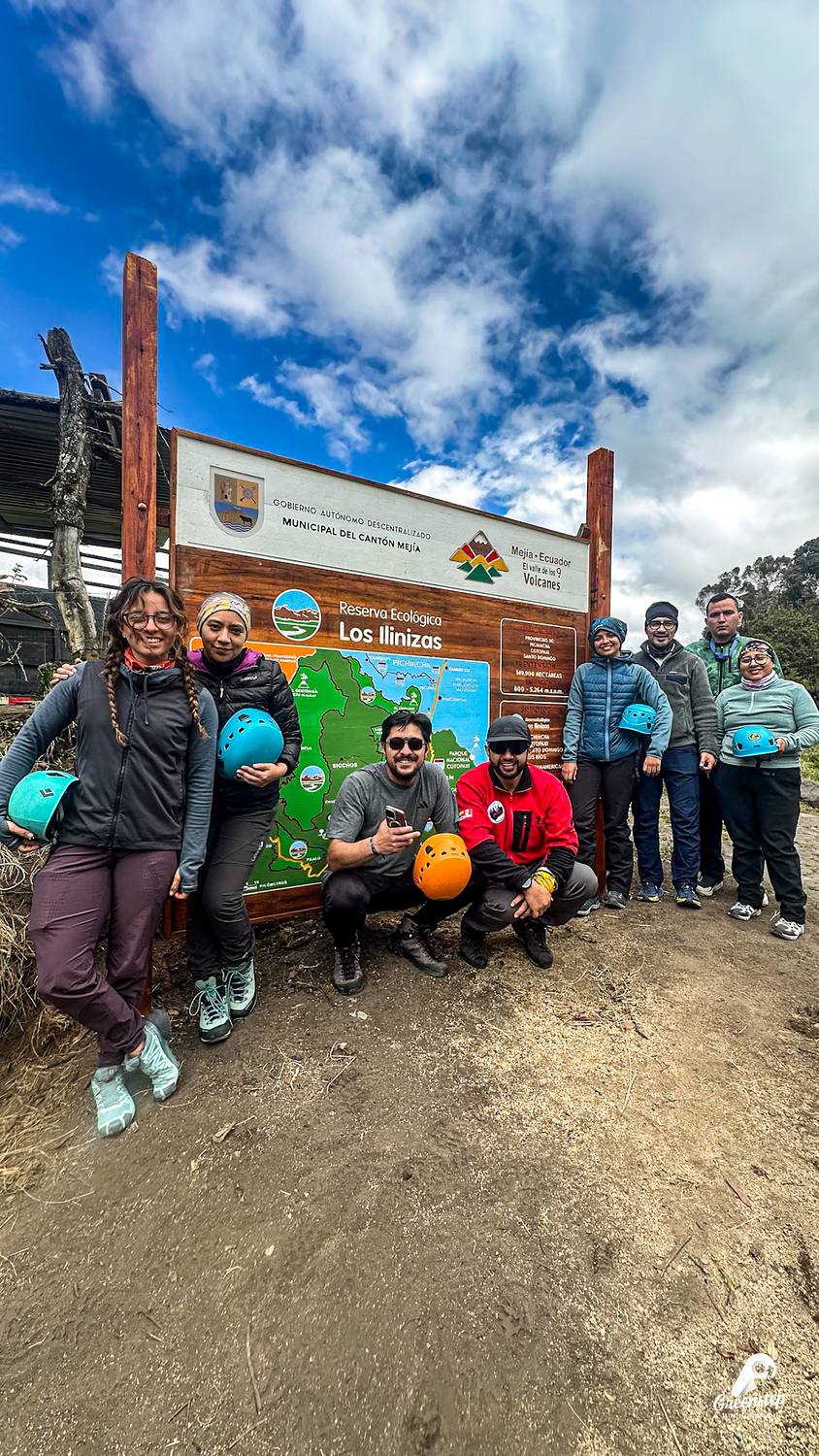 Letrero de la Reserva Ecológica Los Ilinizas con un grupo de Greenstep