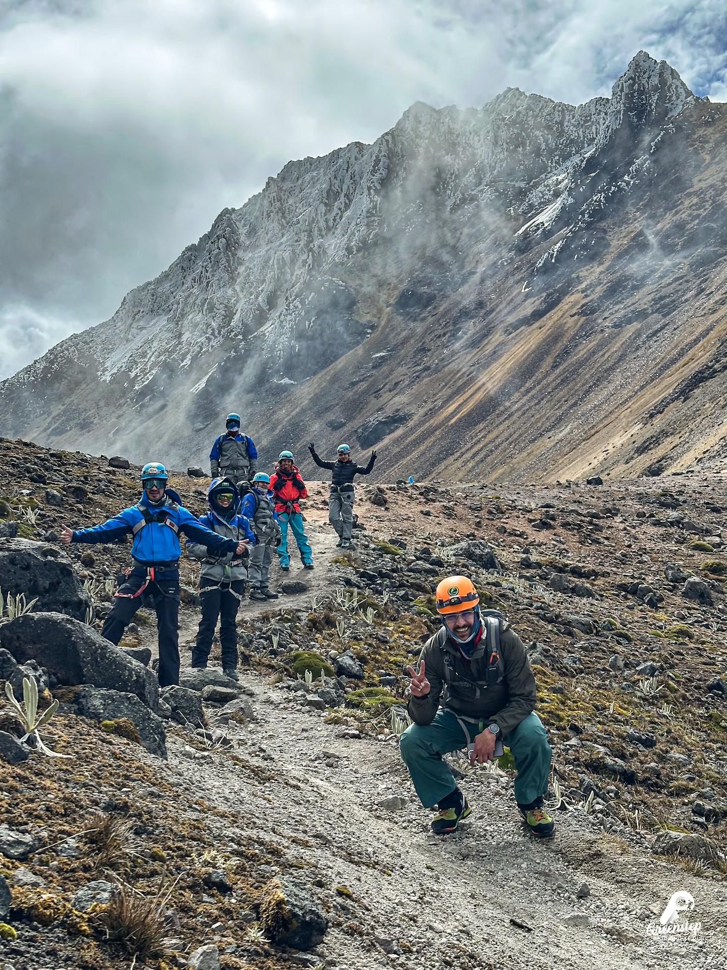 Cordada de Greenstep por el sendero rocoso hacia el Iliniza Norte
