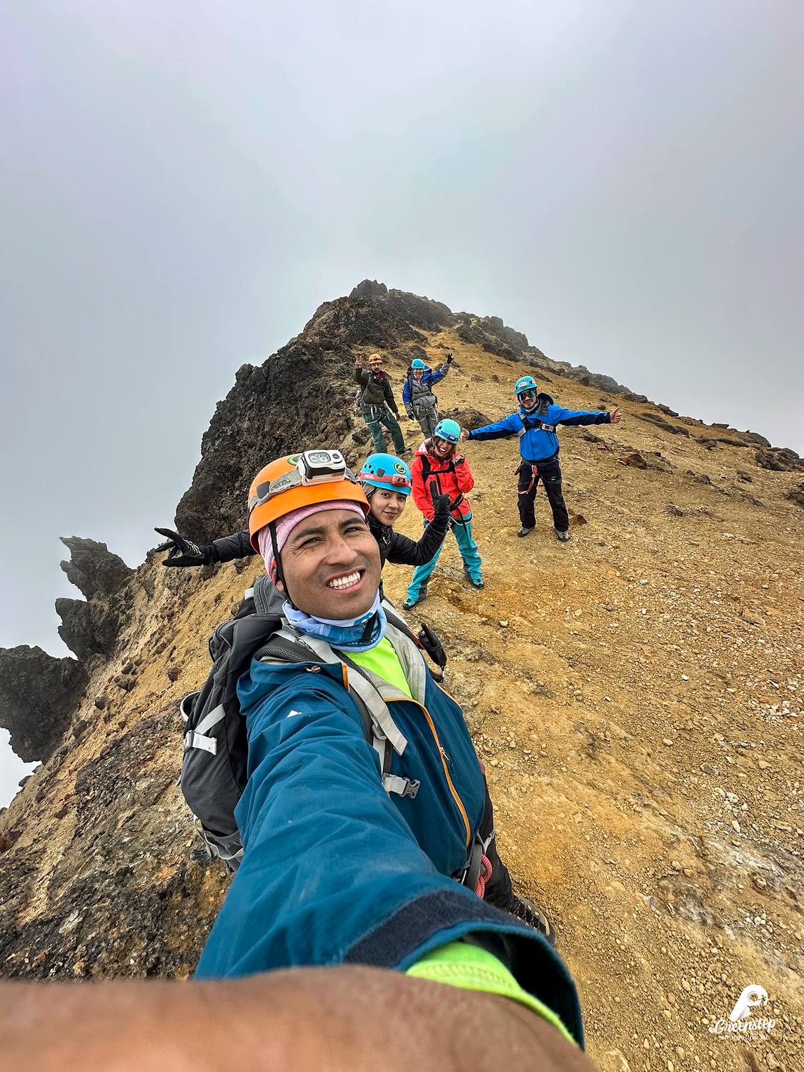 Guía de Greenstep en la arista rocosa hacia la cumbre del Iliniza Norte