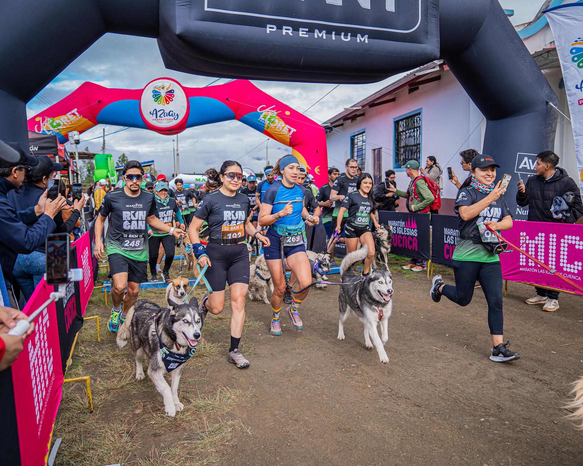 Salida de RunCan 2026: corredores y perros arrancan bajo el arco de partida